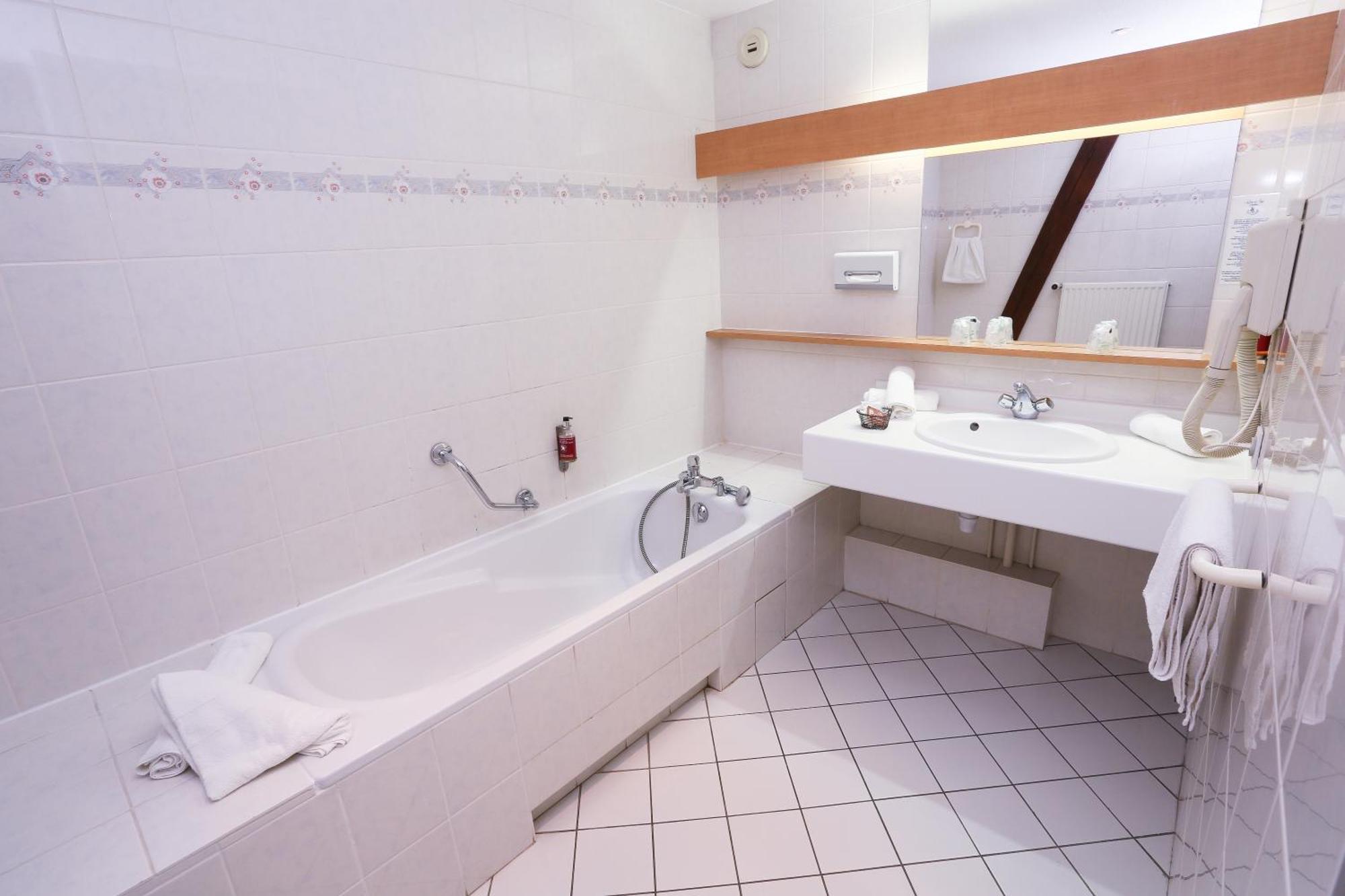 The Originals Boutique, Hotel La Ferme Du Pape, Эгишем Экстерьер фото
